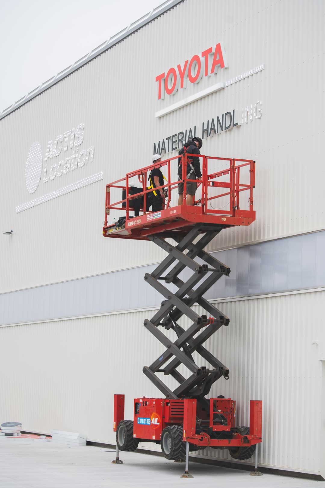 Pose d'enseigne lumineuse LED à Mouen – Actis Location Pose d'enseigne lumineuse LED à Mouen – Actis Location