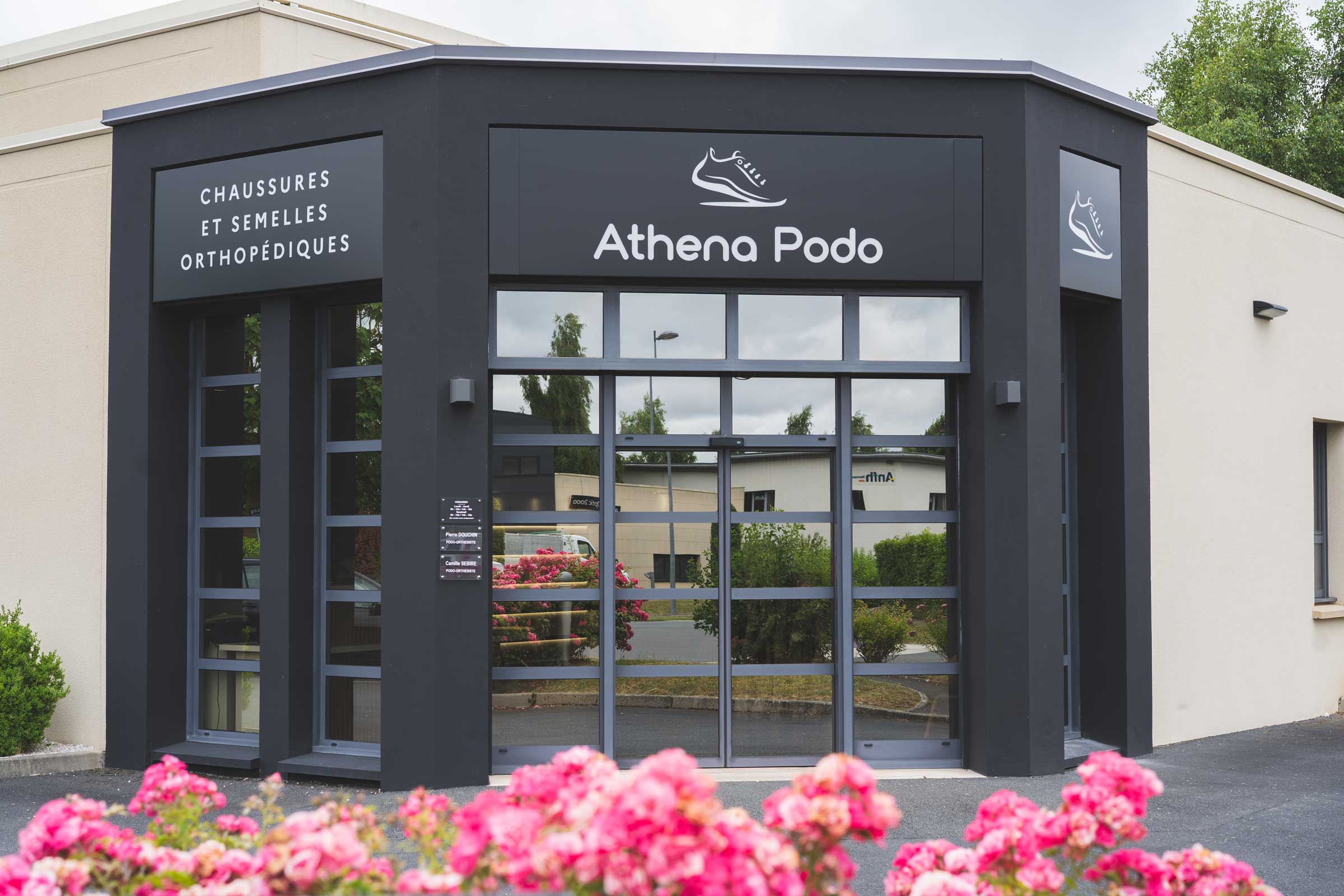 Une enseigne lumineuse élégante pour Athéna Podo à Saint-Contest