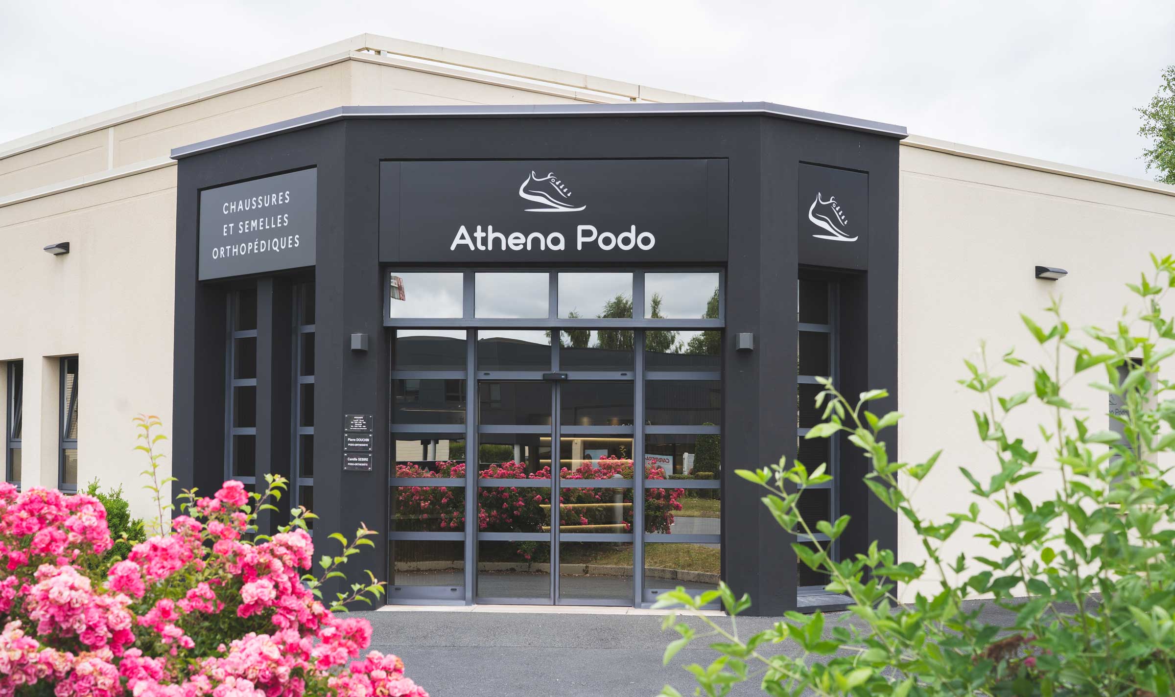 Une enseigne lumineuse élégante pour Athéna Podo à Saint-Contest
