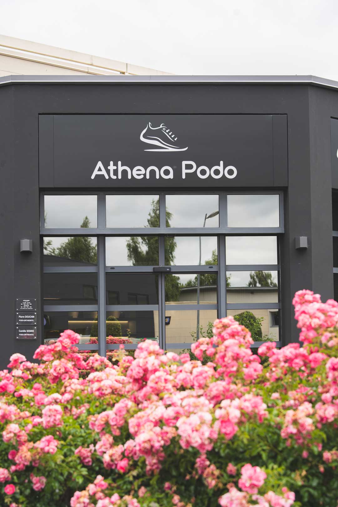 Une enseigne lumineuse élégante pour Athéna Podo à Saint-Contest