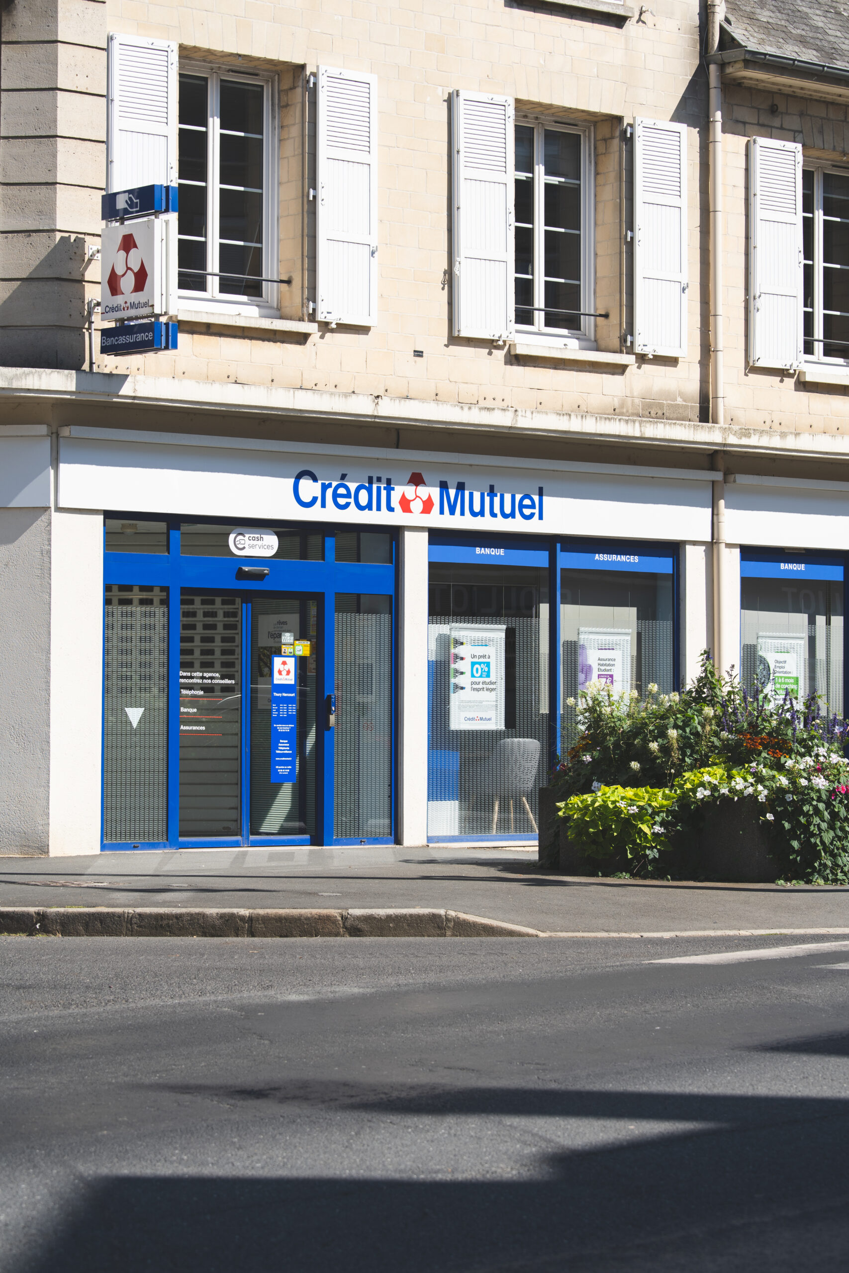 Enseigne et marquage vitrine pour le Crédit Mutuel à Thury-Harcourt