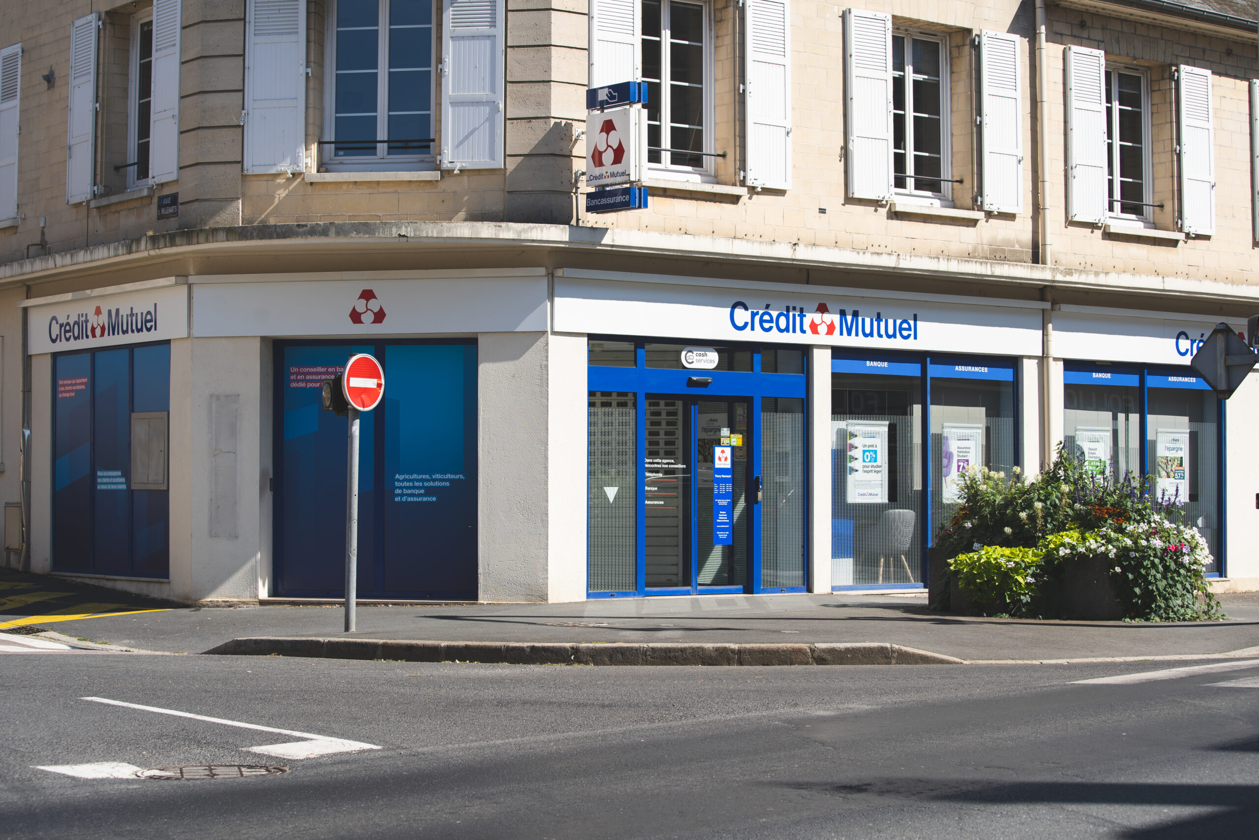 Enseigne et marquage vitrine pour le Crédit Mutuel à Thury-Harcourt