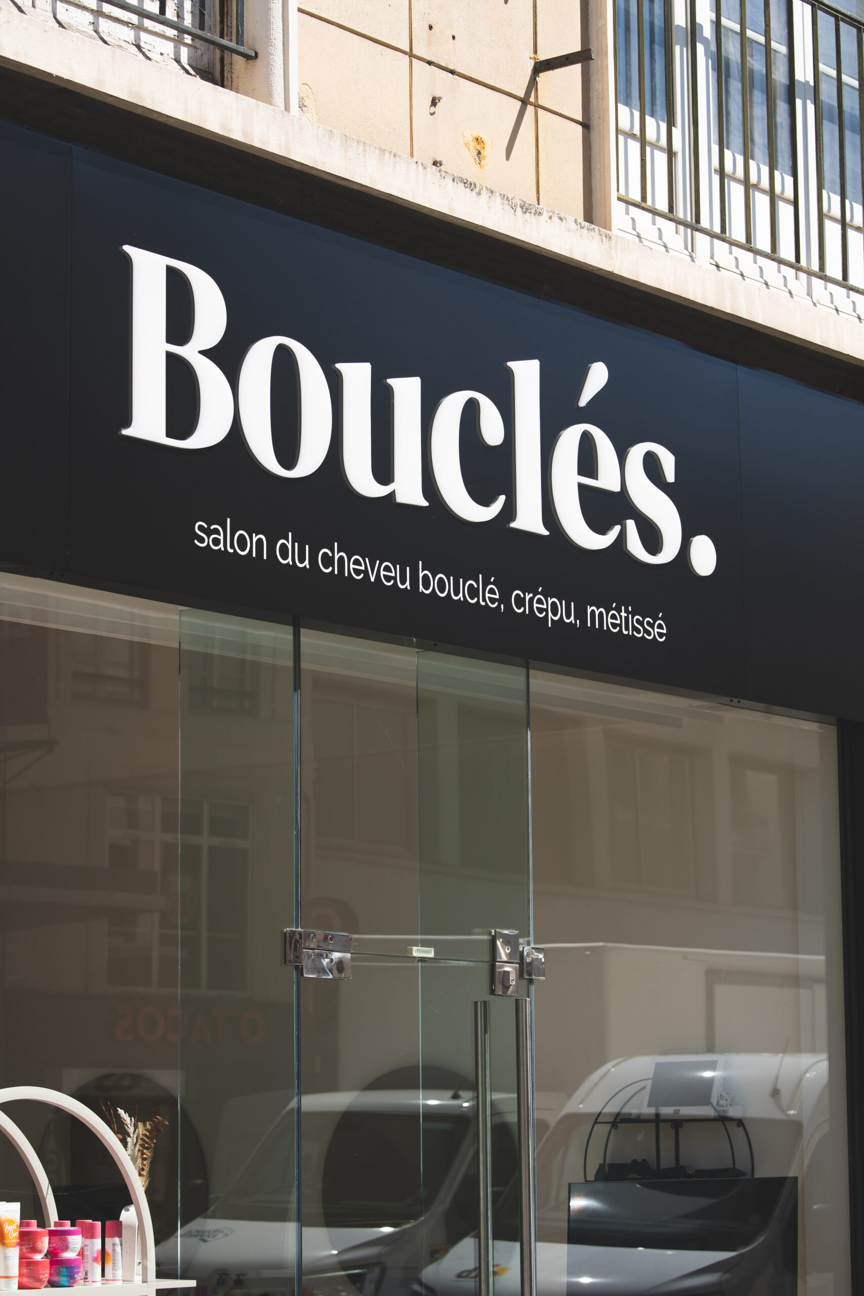 enseigne lumineuse du salon de coiffure Bouclés à Caen