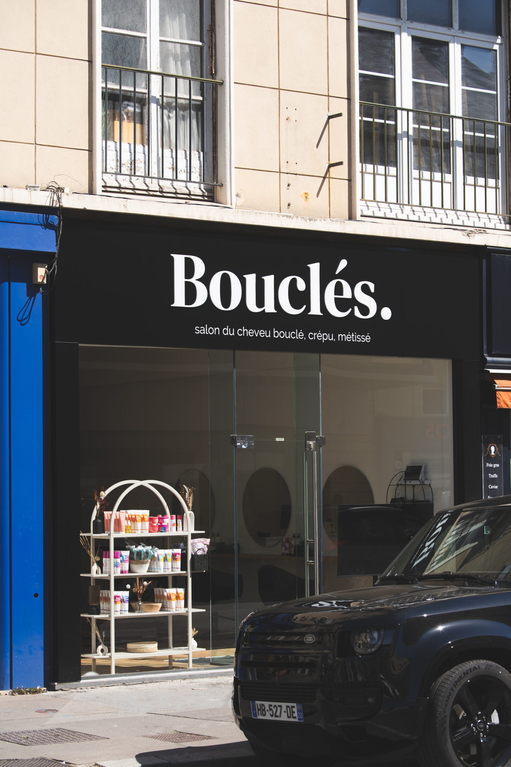 enseigne lumineuse du salon de coiffure Bouclés à Caen