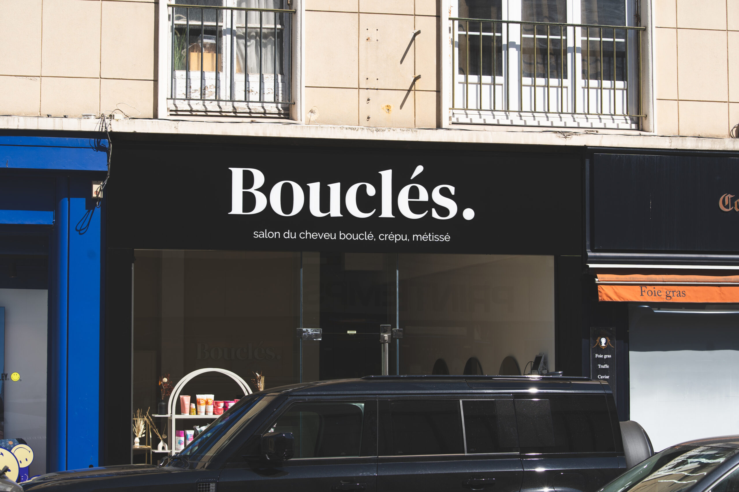 enseigne lumineuse du salon de coiffure Bouclés à Caen