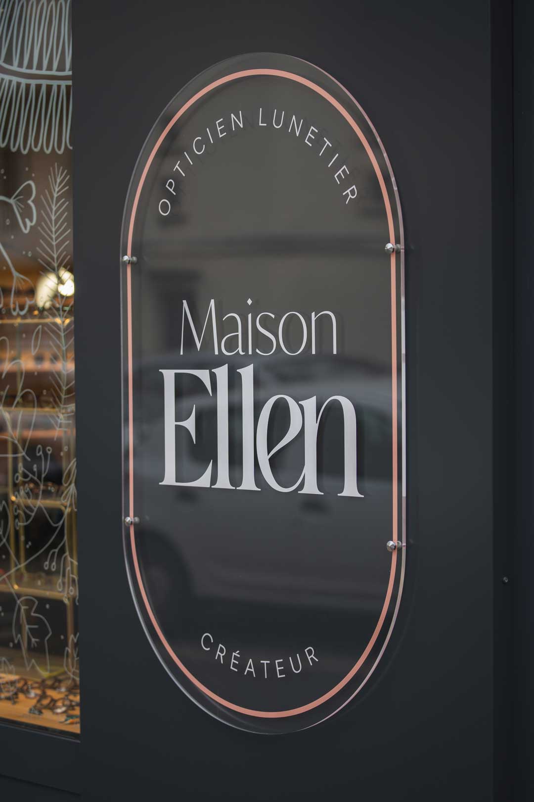 Maison Ellen à Douvres-la-Délivrande : une façade et une enseigne repensées avec élégance