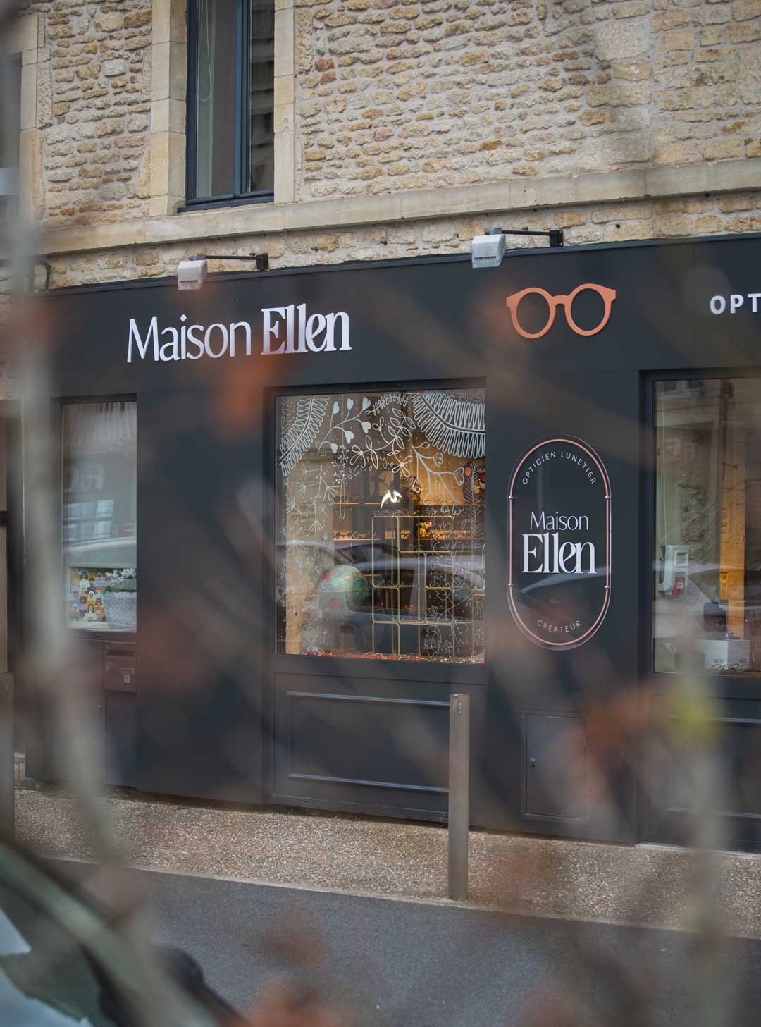 Maison Ellen à Douvres-la-Délivrande : une façade et une enseigne repensées avec élégance