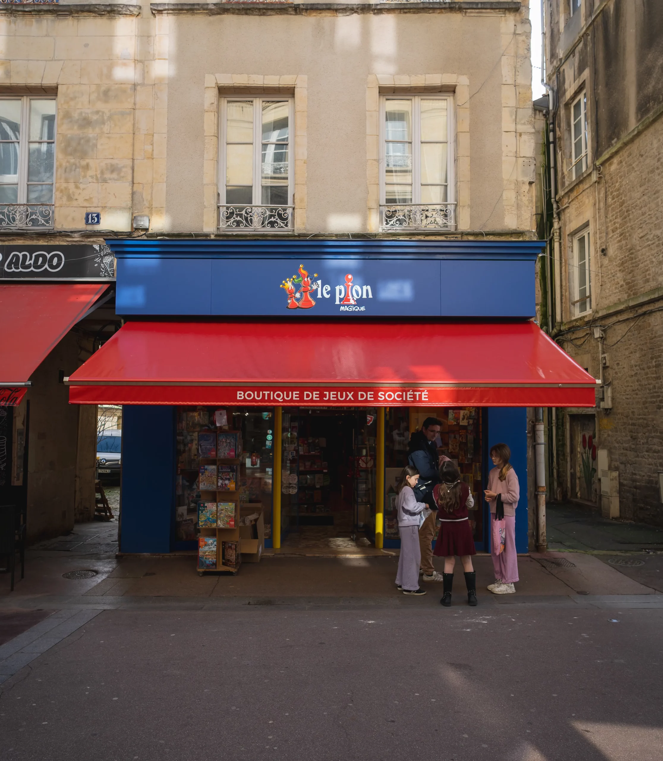 Réalisation de façade et enseigne à Caen pour Le Pion Magique