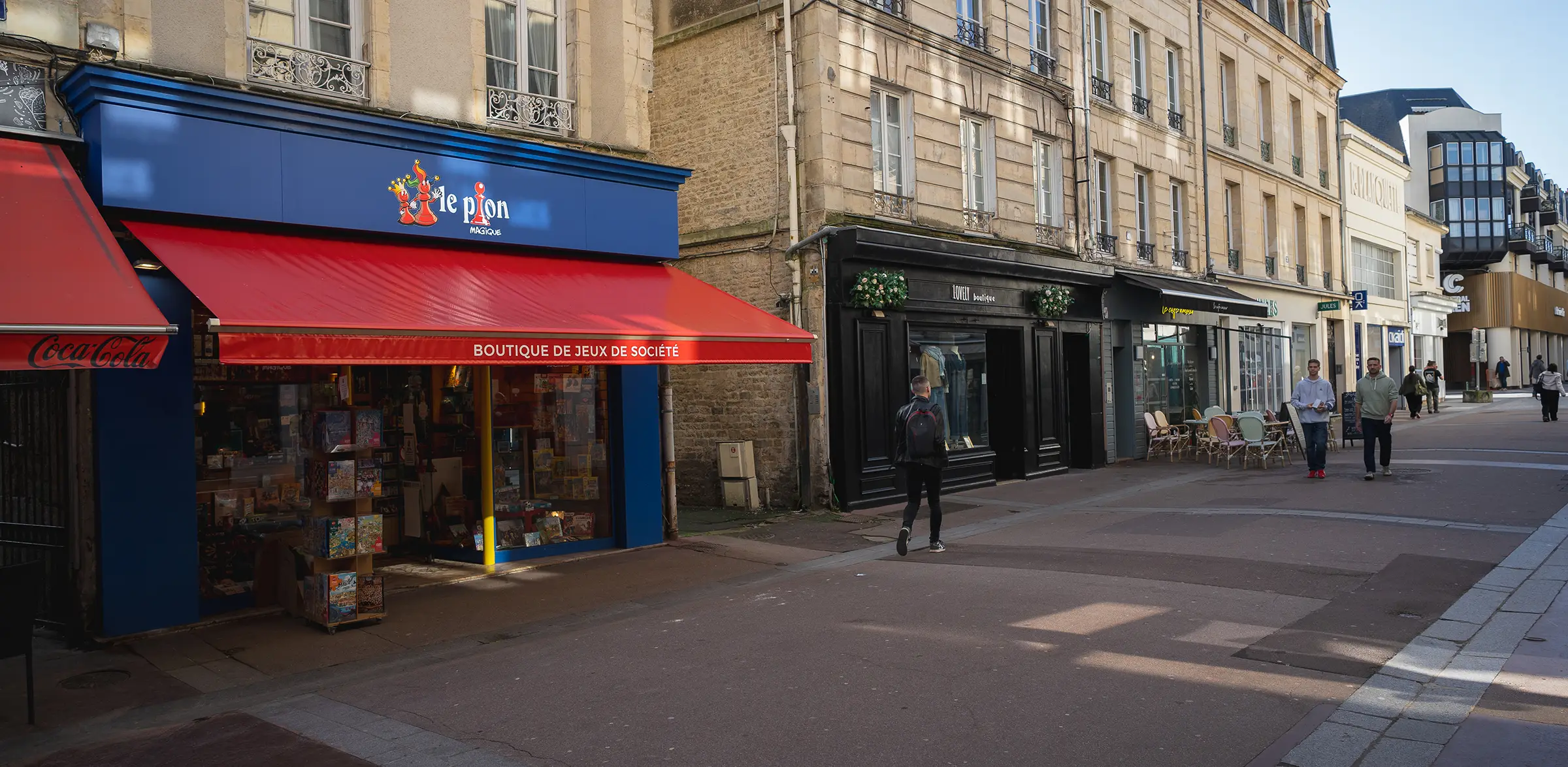 Réalisation de façade et enseigne à Caen pour Le Pion Magique