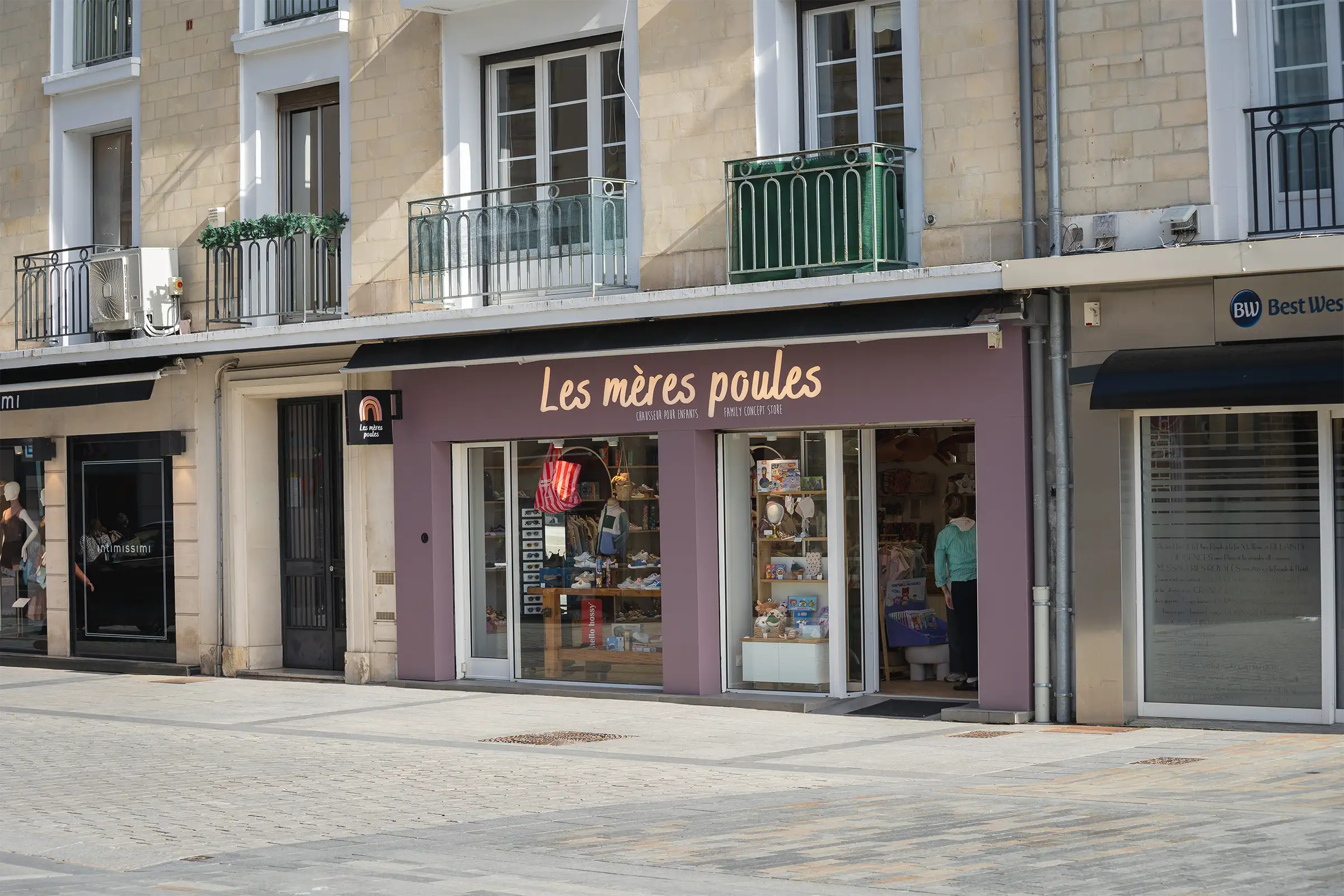 Façade et enseigne à Caen – Les Mères Poules