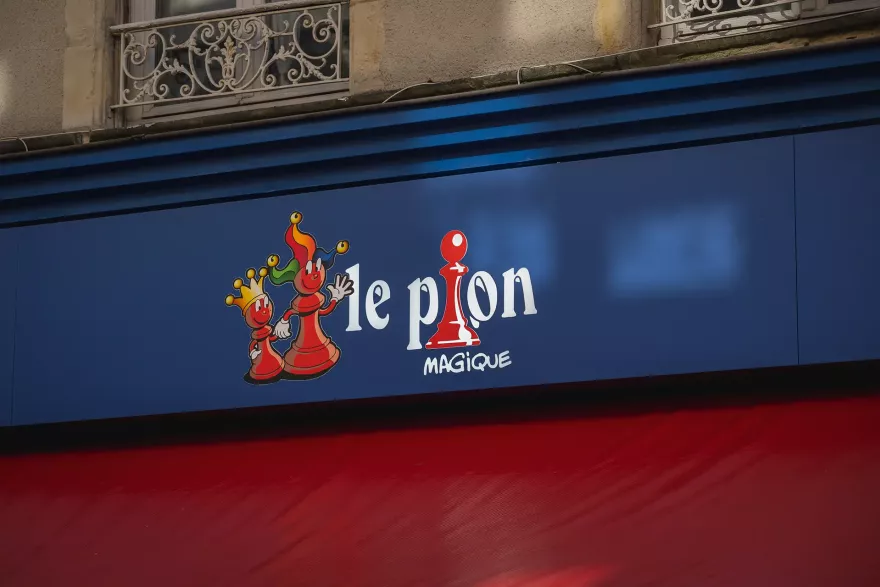 façade et enseigne à Caen pour Le Pion Magique