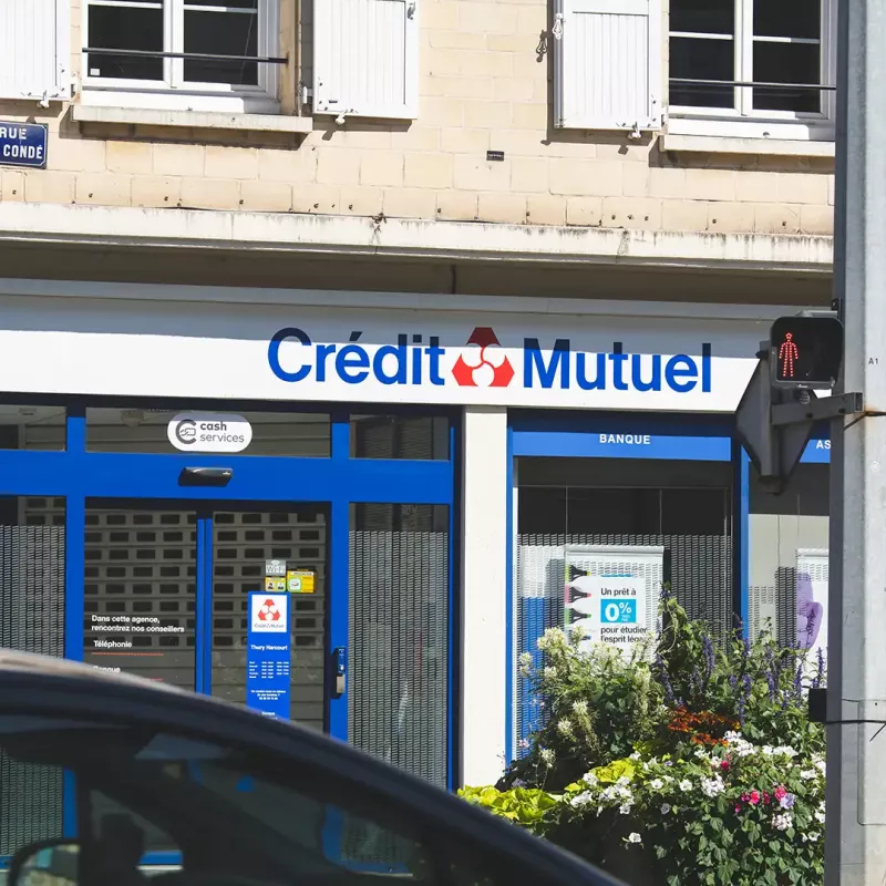 enseigne lumineuse thury harcourt crédit mutuel