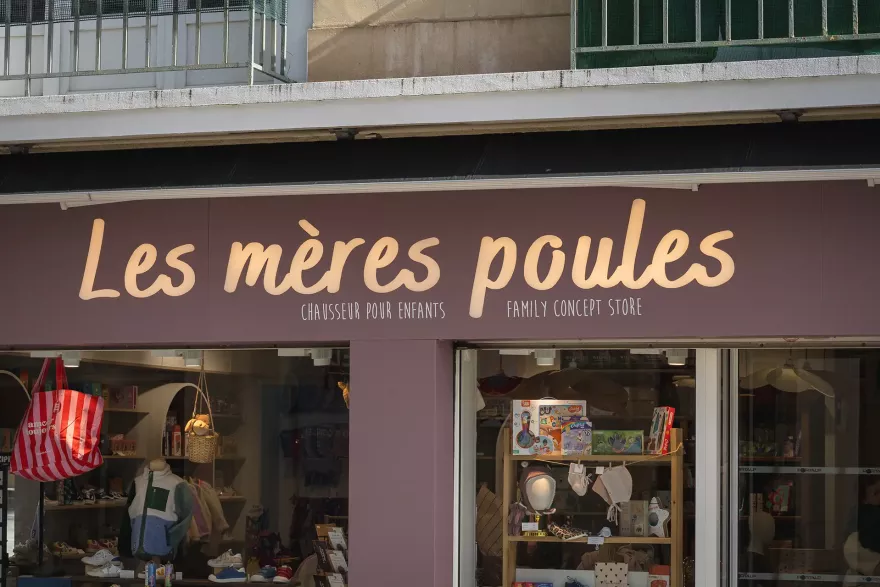 Façade et enseigne à Caen – Les Mères Poules